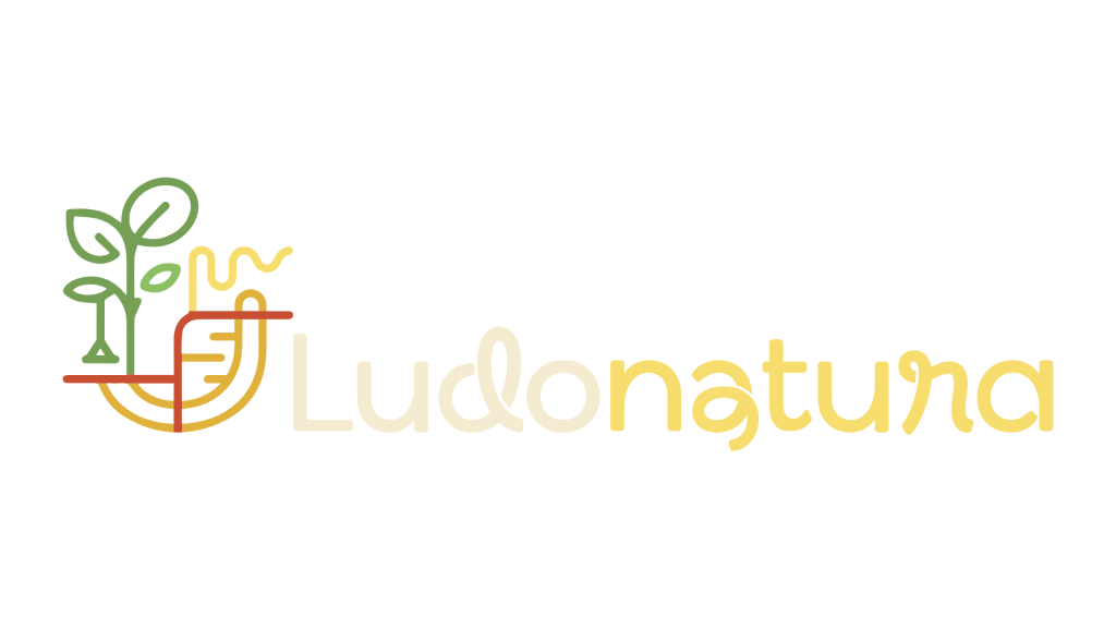Logotipo Ludonatura con trazos verdes, amarillos y rojos.